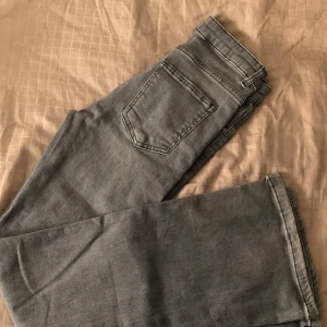 grå jeans - Superfina gråa jeans i otroligt bra skick, säljer då det inte används utan ligger i garderoben. Som sagt är det bra skick och dom är både sköna och lätta att styla. Har du några frågor får du gärna höra av dig! Pris kan diskuteras vid snabb affär.