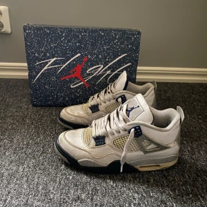 Jordan 4 midnight navy  - Säljer mina Jordan 4s midnight navy då dom har blivit försmå nypris 4999kr storlek 43 men passar 42. Priset går att diskuteras vid snabb affär 👑  