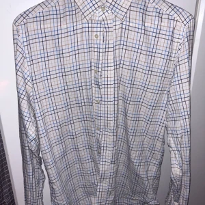 Oscar Jacobsson skjorta - Fint skick!!  Använt varsamt o kemtvättad  Tveka ej o höra av er kring fler frågor 