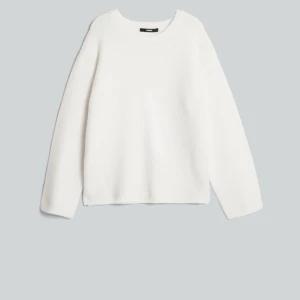 Vit stickad tröja  - Säljer min jätte fina stickade tröja från bik Bok då jag har en liknande! Jätte mysigt material och endast använd två gånger så i fint skick!❣️ Inga defekter. Slutsåld i den storleken på nätet. Modell always there. Köpt för 399❣️