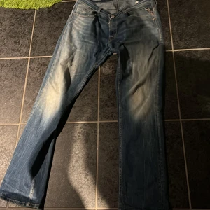 Replay jeans  - Säljer ett par replay jeans som är mycket bra skick. Modellen är rocco och sitter som slim straight 