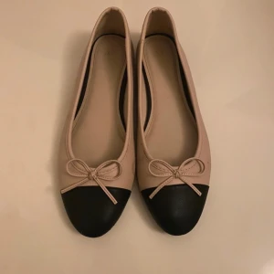 Ballerinaskor - Såå fina ballerinaskor som tyvärr är för små! Supersköna att ha på sig och så fin färg! Strl 38🥹💋 Små fläckar men syns inte alls vid användning!