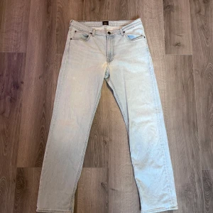 Raka jeans - Ljusblå jeans från Lee i modellen West i toppskick. Rak passform.  Kontakta mig om du önskar mått 📐