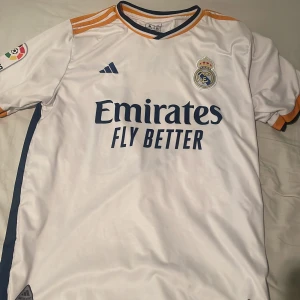 Real Madrid tröja - Vini jr på ryggen  Jätte bra skick 