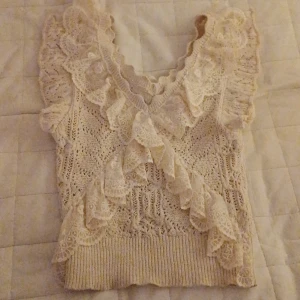Zara Top - Jätte söt Zara top, nyskick, slutsåld överallt storlek S men skulle säga att den även passar M. Ny pris 350kr. Skriv för fler bilder💕💕