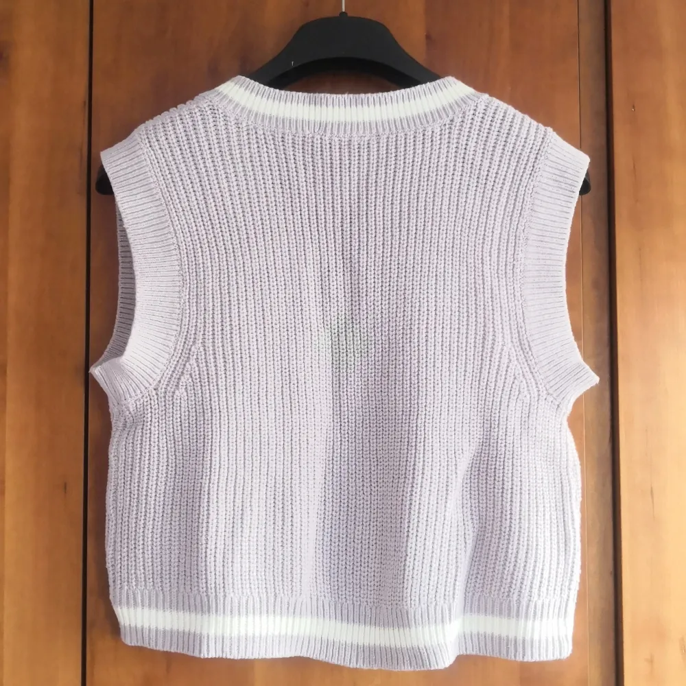 Lila pullover storlek S. Från Divided. Använt men bra skick. Djur finns i hemmet. . Stickat.