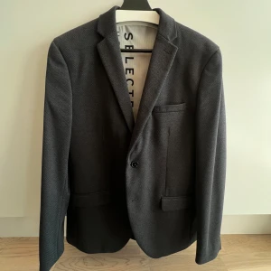 Selected Homme, kavaj - En grå kavaj med diamantmönster från Selected Homme.  Storlek 48, motsvarar cirka M.
