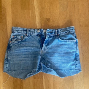 Blå shorts  - Blå shorts Gina tricot storlek 36