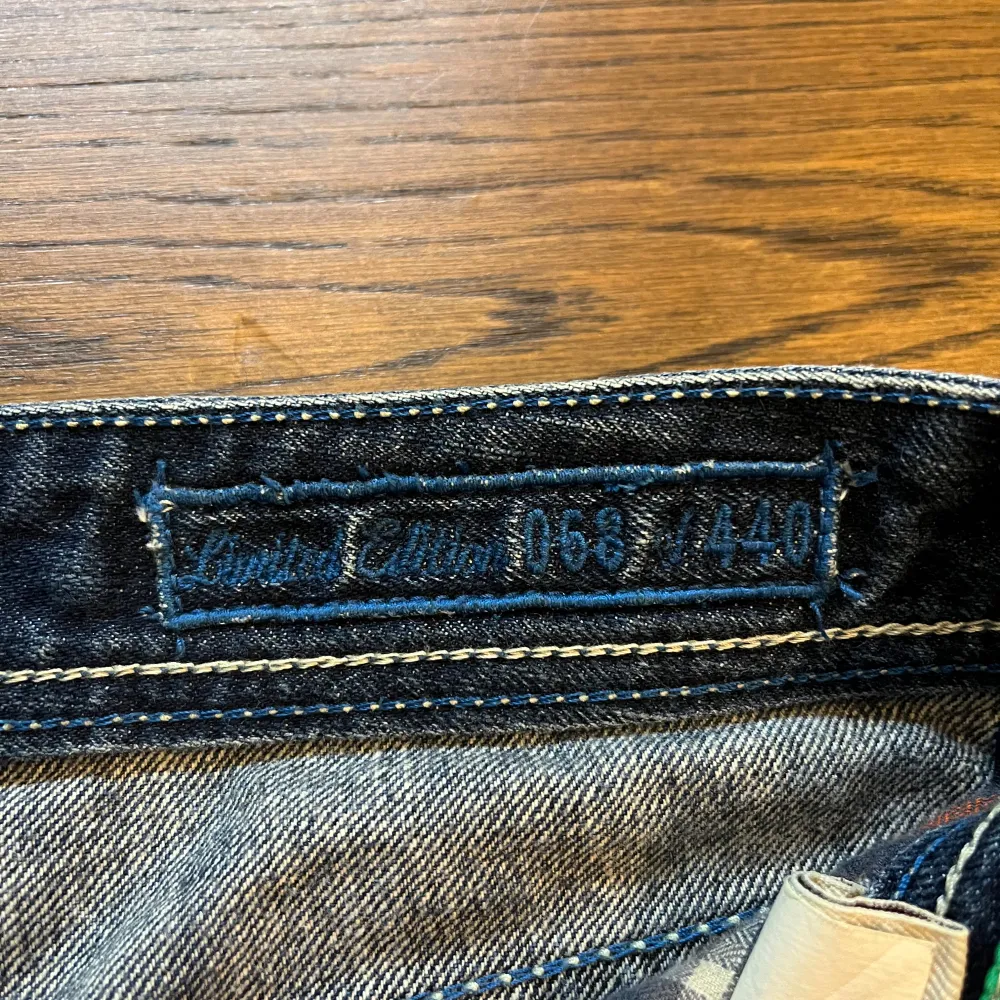 Säljer dessa limited edition Jacob Cohën Jeans i storlek 34 men passar 32-33. Jeansen är i väldigt bra skick. Modellen på jeansen är 688. Skriv till mig om du har några frågor.. Jeans & Byxor.