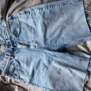 Jeansshorts  - Jeansshorts från Gina som endast använts 1 gång! Om man inte gillar längden kan man såklart klippa dem, tror det kan bli väldigt snyggt!❤️❤️ Tyvärr passar de inte mig i midjan annars hade jag gärna behållt dem! Snygg ljusblå tvätt🤩