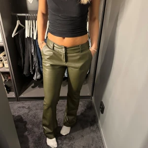 Gröna skin byxor  -  Supersnygga gröna skinnbyxor från design by si, använd fåtal gånger, storlek L men är små i storleken så passar mindre, möts upp i Stockholm eller fraktar🤍