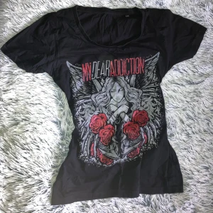 My Dear Addiction Tshirt  - En band tshirt med ett band jag personligen inte lyssnar på, och därför säljer. I allmänhet en cool tisha