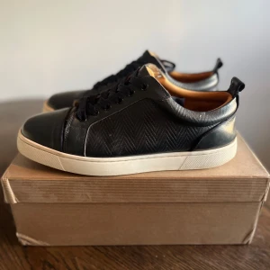 Christian Loubitin Skor - Hej! Säljer nu dessa feta Christian Loubitins för 3500kr, låda och kvitto ingår, skick 7/10, billigare vid smidig affär🙌