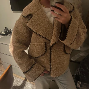 Teddy jacka - Knappt använd mysig Teddy jacka, storlek S/M. Nypris 1200 kronor.