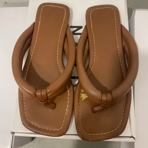 Sandaler NA-KD - Bruna sandaler från NA-KD