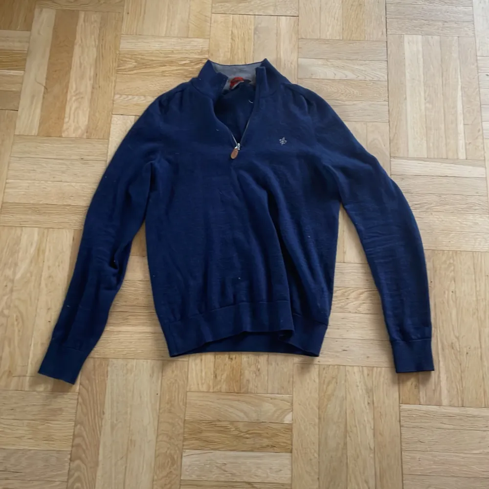 Säljer nu denna super snygga Morris halfzip, använd bara tre-fyra gånger pga jag glömde bort att jag hade den, skick-10/10. Köpt på hede för runt 1300kr men säljer för 900kr, priest kan diskuteras!!. Hoodies.