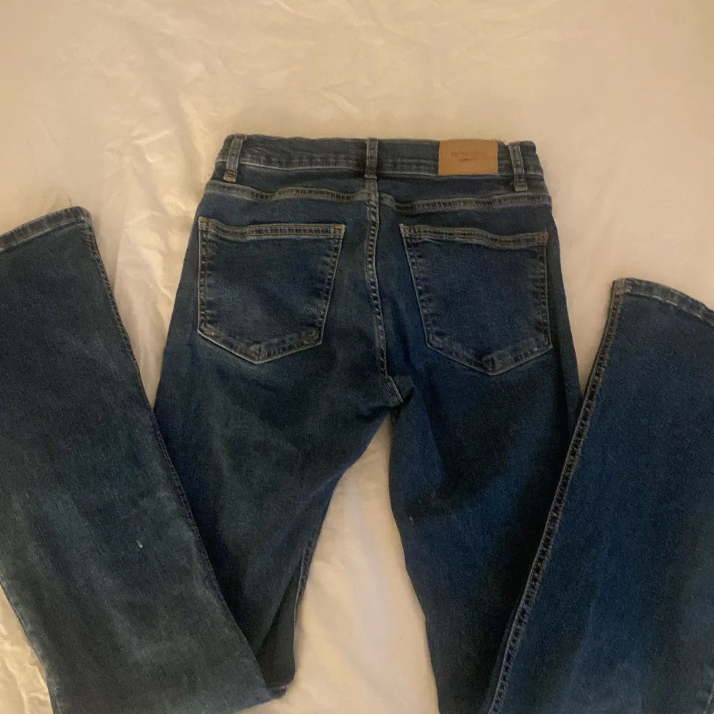 Ett par jeans från Gina tricot i storlek 36. Köptes som originalpris från ungefär 399. Säljer för runt 100-200. Kommer tyvärr inte till användning för mig längre. 💕. Jeans & Byxor.