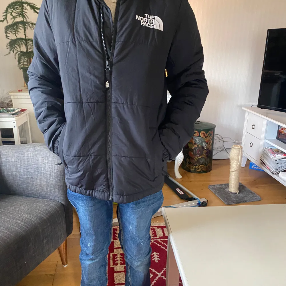 Detta är en riktigt fräsch North face jacka. Väldigt bra nu till hösten/vintern. Den är i storlek xs. Den är använd ca 7 gånger så den är i väldigt fint skick, inga skador. Den har dragkedje fickor. Väldigt trendig. Jackor.