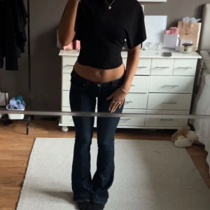True religion  - Säljer mina snygga marinblåa true religion jeans från Nelly 💕 Köpte Jansen  i augusti så dom är inte gammal men dom var förlånga för mig så det har blivit hål där nere bild 4 💕 Skriv om ni vill vet innerbenslängd och midjemått 💕 köpte för 1300 💕
