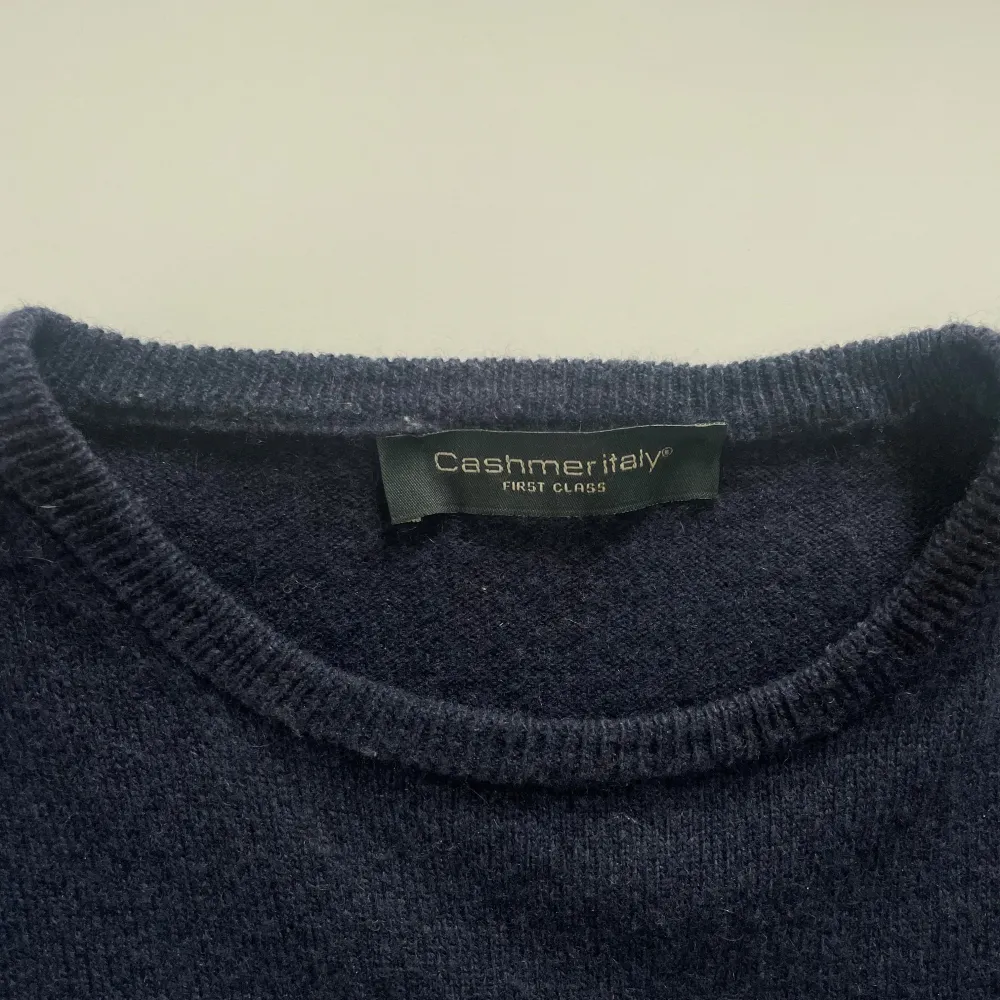 Superfin och skön kashmirtröja från Cashmere Italy köpt i Italien. Säljs inte längre ny men nypris ca 1500kr. Använd ca 5 gånger utan tecken på användning . Neuletakit & Villapaidat.