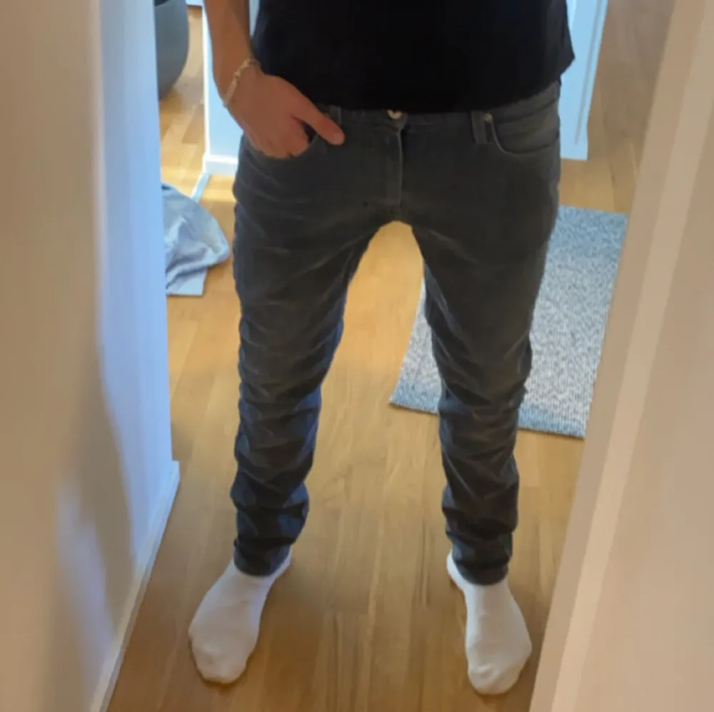 Säljer dessa gråa Slim fit jeansen från Lee. Storlek 31-32. Nypris runt 1200 mitt pris 300 eller kom med bud💰! Bvsa. Jeans & Byxor.