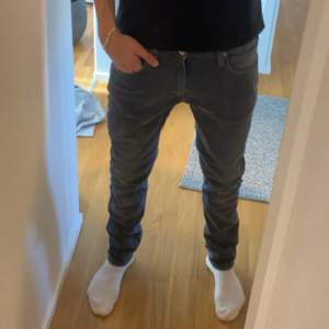 Säljer dessa gråa Slim fit jeansen från Lee. Storlek 31-32. Nypris runt 1200 mitt pris 300 eller kom med bud💰! Bvsa