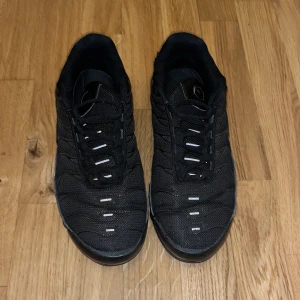 Nike tn - Svarta Nike tn i bra skick, säljer eftersom jag är trött på dem. 