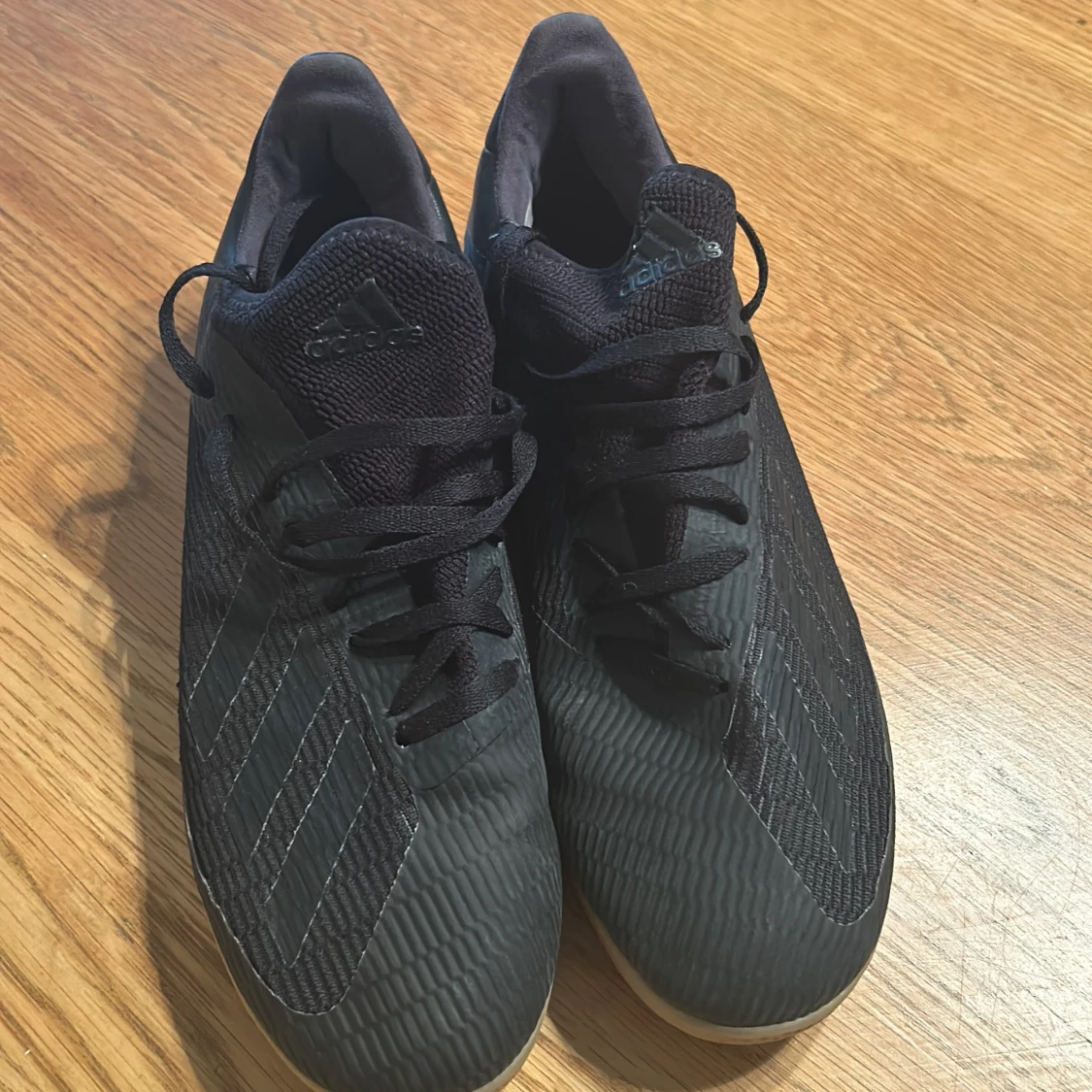 Svarta Adidas fotbollsskor