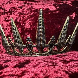 Ny Svart Tiara Krona Drottning Burlesque Bal Gala Goth Metal Maskerad Fest Vampyr Gudinna - ”Spegel, spegel på väggen där. Säg vem som fagrast i landet är”. Dum fråga! Det är du såklart.  Magiskt vacker & mäktig gotisk tiara med glittrande strass på mörk guldram.  Rejält gjord, bekväm. Unik. 7 cm fram, båglängd 25 cm. 