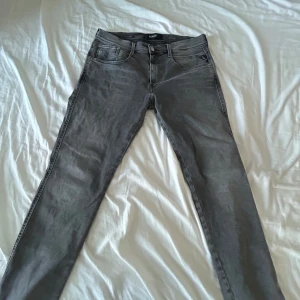 Replay anbass hyperflex - Hej, säljer dessa feta ljusgråa Replay anbass hyperflex i storlek 33/30 i helt oanvänt skick. Hör av er vid funderingar! 