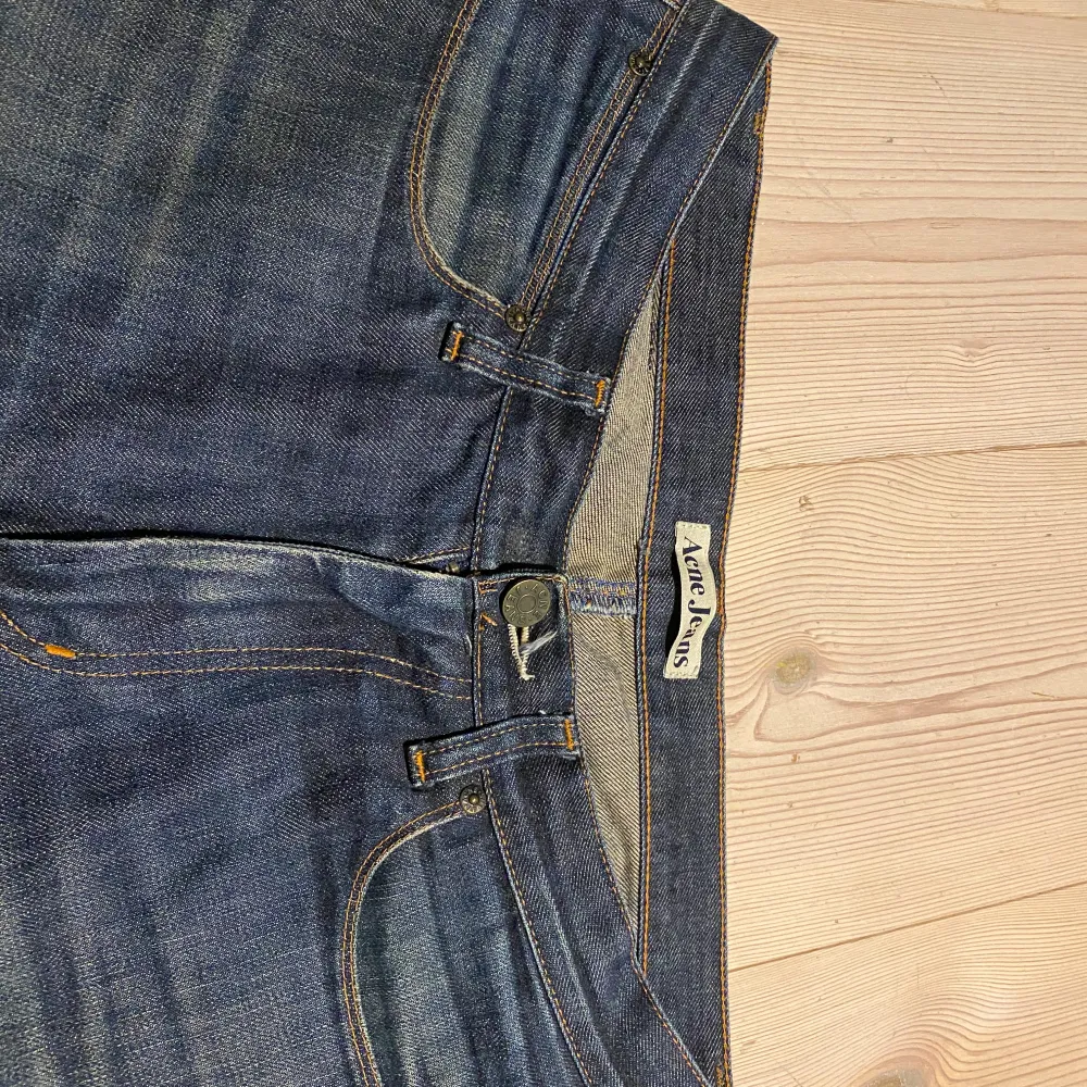 Jag säljer dessa snugga acne jeans i model: max raw  Mitt pris 329kr. Jeansen är i bra skick och är på bra pris.. Jeans & Byxor.