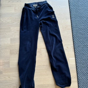 Juicy couture byxor stl xs - Juicybyxor i stl XS  Bra skick  Varit upplagda, syns lite men inget anmärkningsvärt 