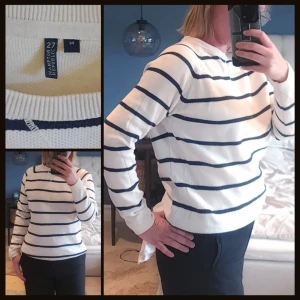 Marin stickad tröja  - Seglarstil/skandinavisk/randig stickad tröja från Hampton Republic. Fint skick 