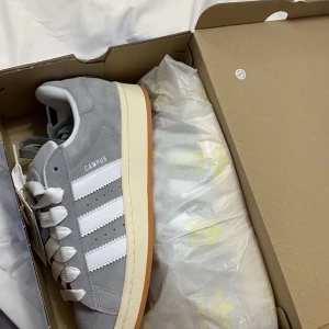 Gråa Adidas Campus 00s - Säljer mina gråa adidas campus 00s i storlek 43 1/3. Lite stora så skulle säga att de passar 44 också. Har använt kanske 5 gånger men de är helt rena och i perfekt skick.