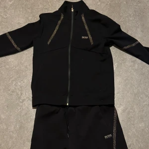 Hugo boss tracksuit - Bra skick  Lite sönder innuti vänstra ficka 