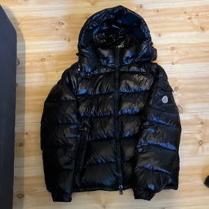 Moncler Jacka - Säljer min moncler jacka då jag vill ha en ny jacka storlek M men passar även L pris kan diskuteras, fint skick men två små hål som är ihopsydda, hör av er vid minsta fundering.