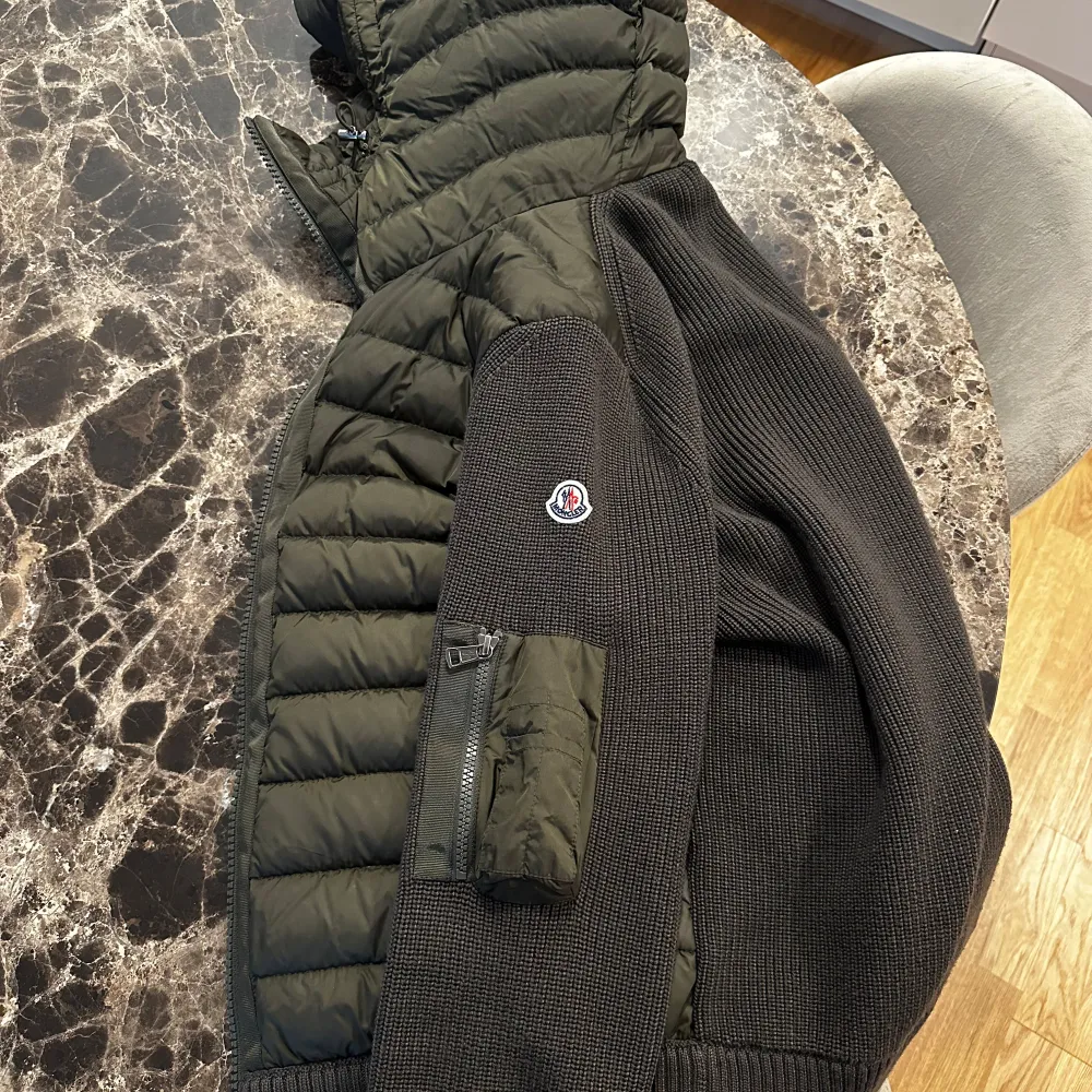 Moncler Tricot Panelled Jacket Nyskick! Finns inga skador fläckor eller något på jackan allt är i toppskick! Digitalt kvitto finns köpt på Mytheresa! Jackan är sällsynt svår att hitta! Vid eventuella frågor / mer bilder tveka inte på att höra av er!. Jackor.