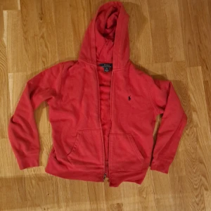 Polo Ralph Lauren tröja - Röd Ralph Lauren tröja i storlek xxs den kom tyvärr inte till användning💕😻 och den har dragkedja 