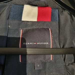 Tommy hilfiger - Säljer denna Tommy hilfiger Den är mörkblå Billigare vid snabbaffär