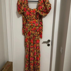 Öppen rygg jumpsuit - Jumpsuit som är öppen rygg och bara använts en gång.