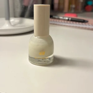 Nagellack  - Vitt nagellack från hm! Ungefär 25% använd.