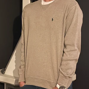 Ralph Lauren tröja - Säljer nu min tröja ifrån Ralph Lauren, storlek M men passar S. Knappt använd och den är perfekt nu inför hösten