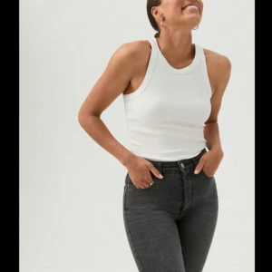 Vitt linne  - Skicket är som nytt. Bilderna är tagna men skriv i pm så skickar jag fler! 