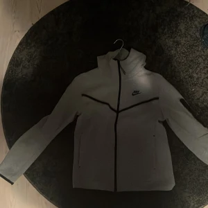 Nike tech flees dress - Säljer nästan en hel ny nike tech flees dress. Dom är jätte sköna och snygga dom passar perfekt nu till vinter. Säljer dom för dom inte kommer till användning. 1200 för byxorna nya och 1200 för teöjan så det är ett jätte bra pris 