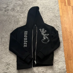 En dragkedje hoodie Montez  - Säljer min Montez hoodie för den är för liten för mig. 
