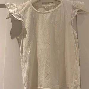 En vit t-shirt - En vit t-shirt/topp med volang på axlarna🤍🌸