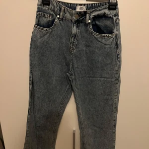 Blå jeans  - Normala i storlek, ny skick 