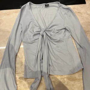 Ljusblå knyttopp - Jättefin knyttopp från Gina, slutsåld på hemsidan. I bra skick💕💕