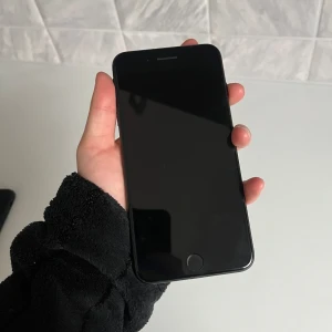 7 plus  - 80% batteri hälsa , 32 GB , lite små repor i hörnet på baksidan som syns på bilden inget som syns så mycket 