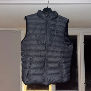 Ralph lauren väst - En riktigt fet ralph lauren väst! västen är i nyskick, de finns inga skador eller defekter alls.💫 Den är i storlek L men det är barnstorlek så den sitter som xs/s, och passar dig som är mellan 165 och 175. Nypris: 2600kr. Hör gärna av er vid frågor.🤝